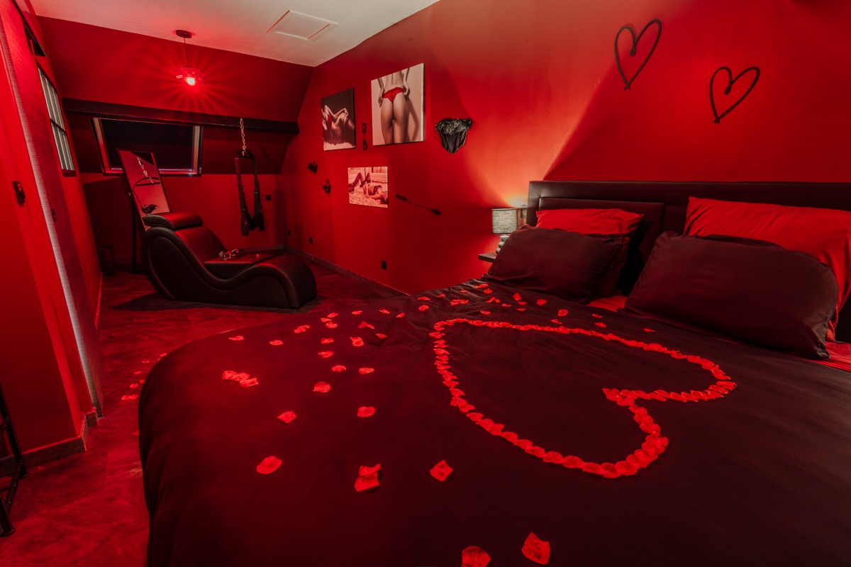 Romantische slaapkamer met XL-bed en hart van rozenblaadjes — love room L'Inavouable in Marquise