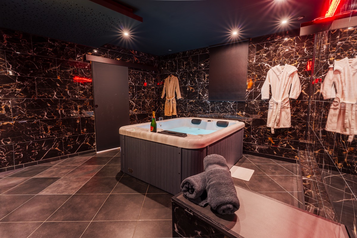 Salle de bain moderne avec douche à l'italienne — L'Inavouable à Marquise