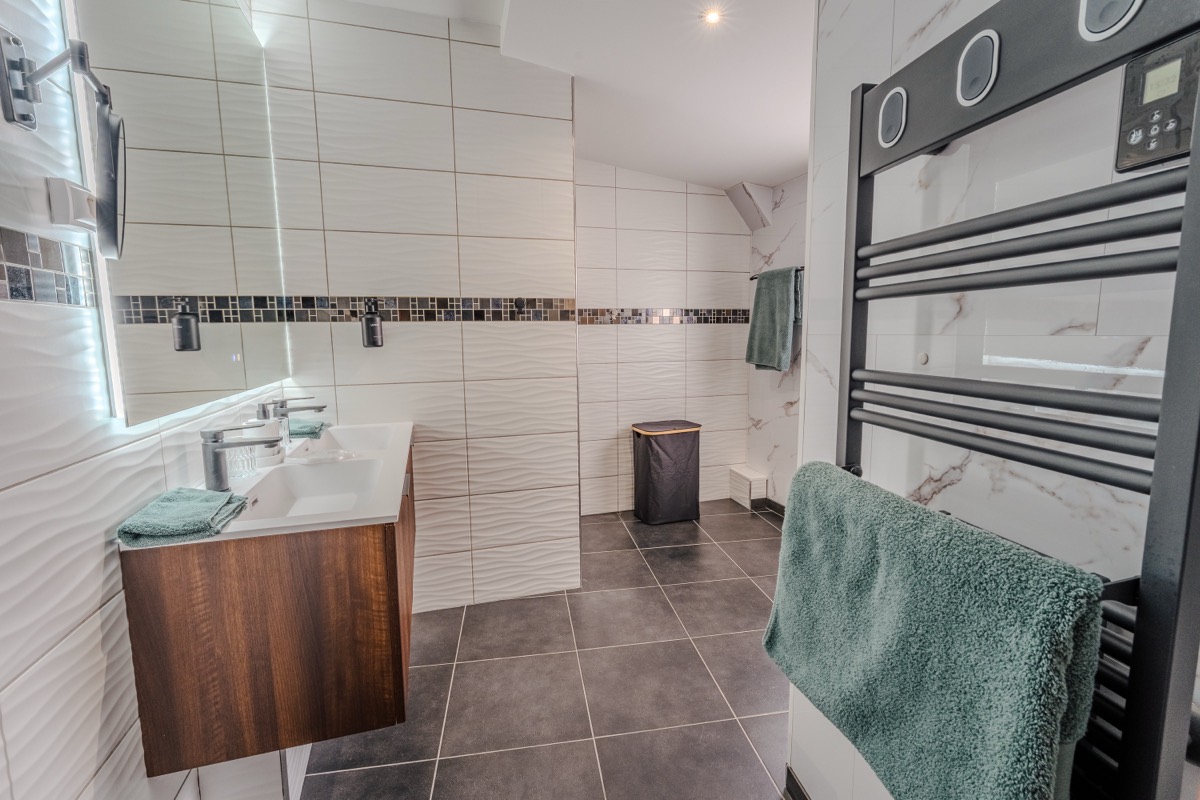 Spa in zwart marmer met jacuzzi, badjassen en handdoeken inbegrepen — L'Inavouable, Côte d'Opale