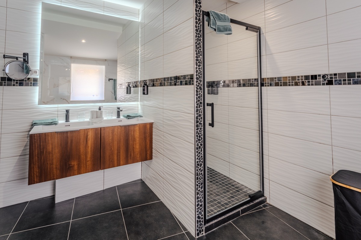 Ruime badkamer met handdoekdroger en opbergruimte — L'Inavouable in Marquise