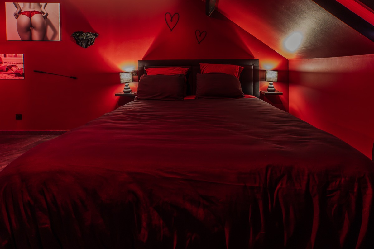 De Red Room, sensuele slaapkamer met intieme sfeer — love room L'Inavouable, Côte d'Opale