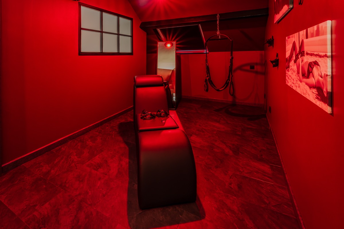 Speelse accessoires en enscenering in de Red Room — love room L'Inavouable, Côte d'Opale