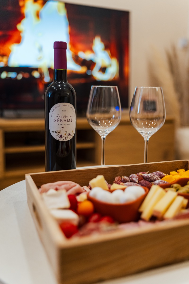 Aperitiefplank en wijn om te genieten in de woonkamer — L'Inavouable, Côte d'Opale
