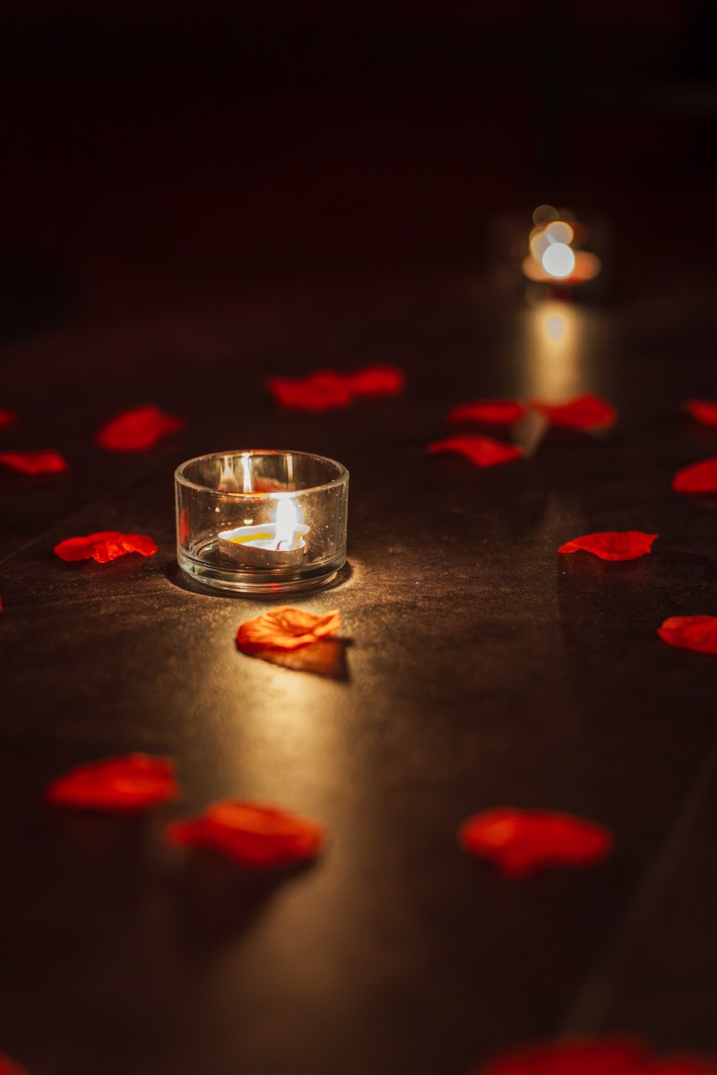 Kaarsen en rozenblaadjes, verzorgde romantische decoratie — L'Inavouable in Marquise