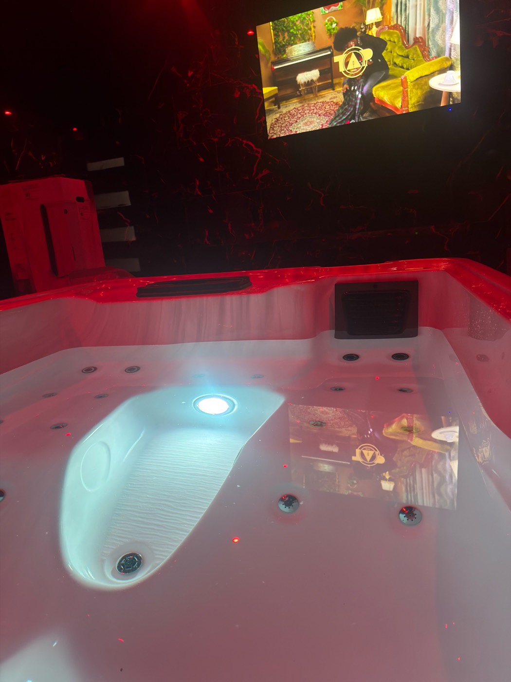 Jacuzzi privatif avec écran de cinéma — love room L'Inavouable à Marquise