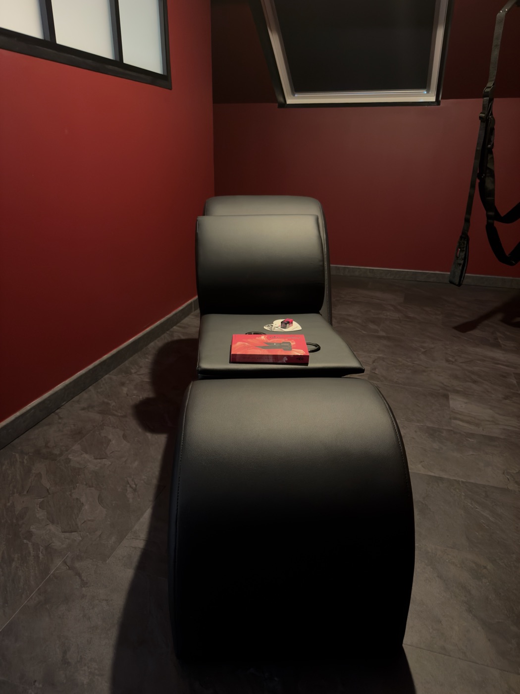 Fauteuil tantra et balançoire de la love room L'Inavouable à Marquise