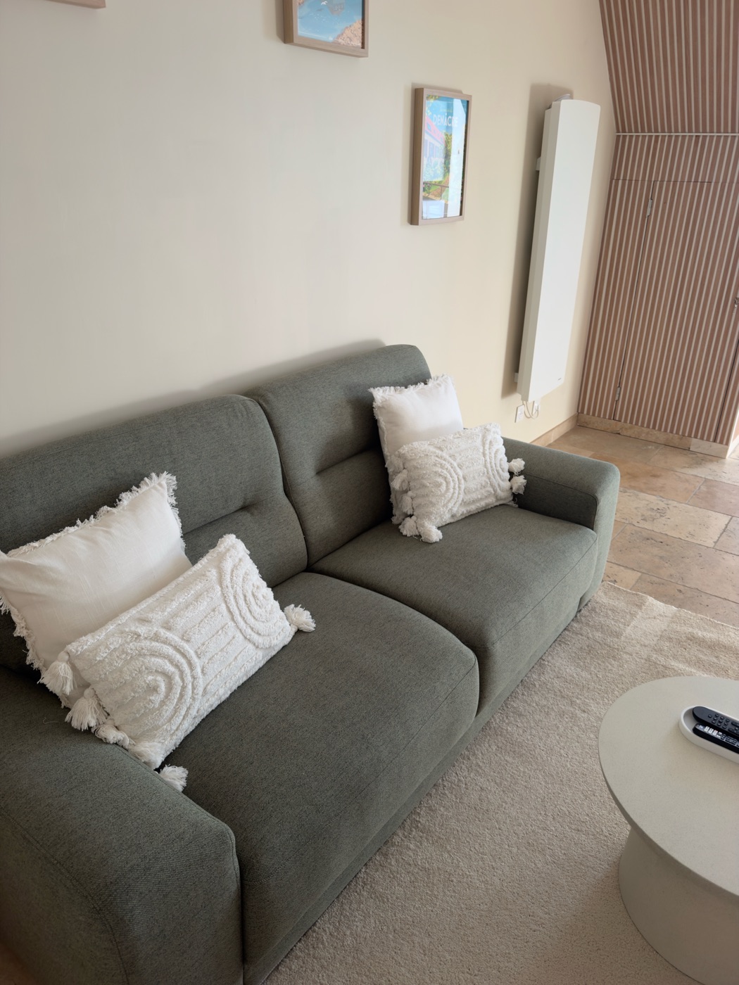 Canapé confortable et coussins moelleux — L'Inavouable, Côte d'Opale