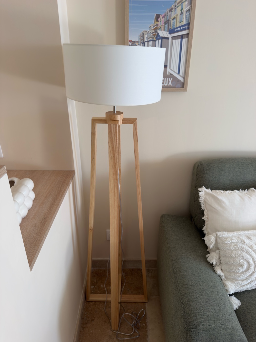 Coin détente avec lampadaire design et affiche Côte d'Opale — L'Inavouable