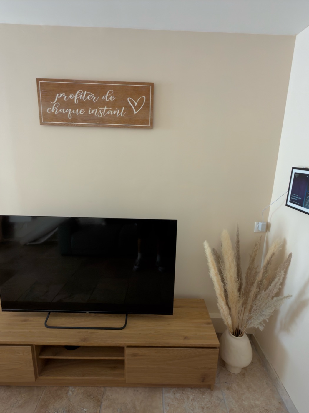 Salon avec télévision et décoration « profiter de chaque instant » — L'Inavouable, Marquise