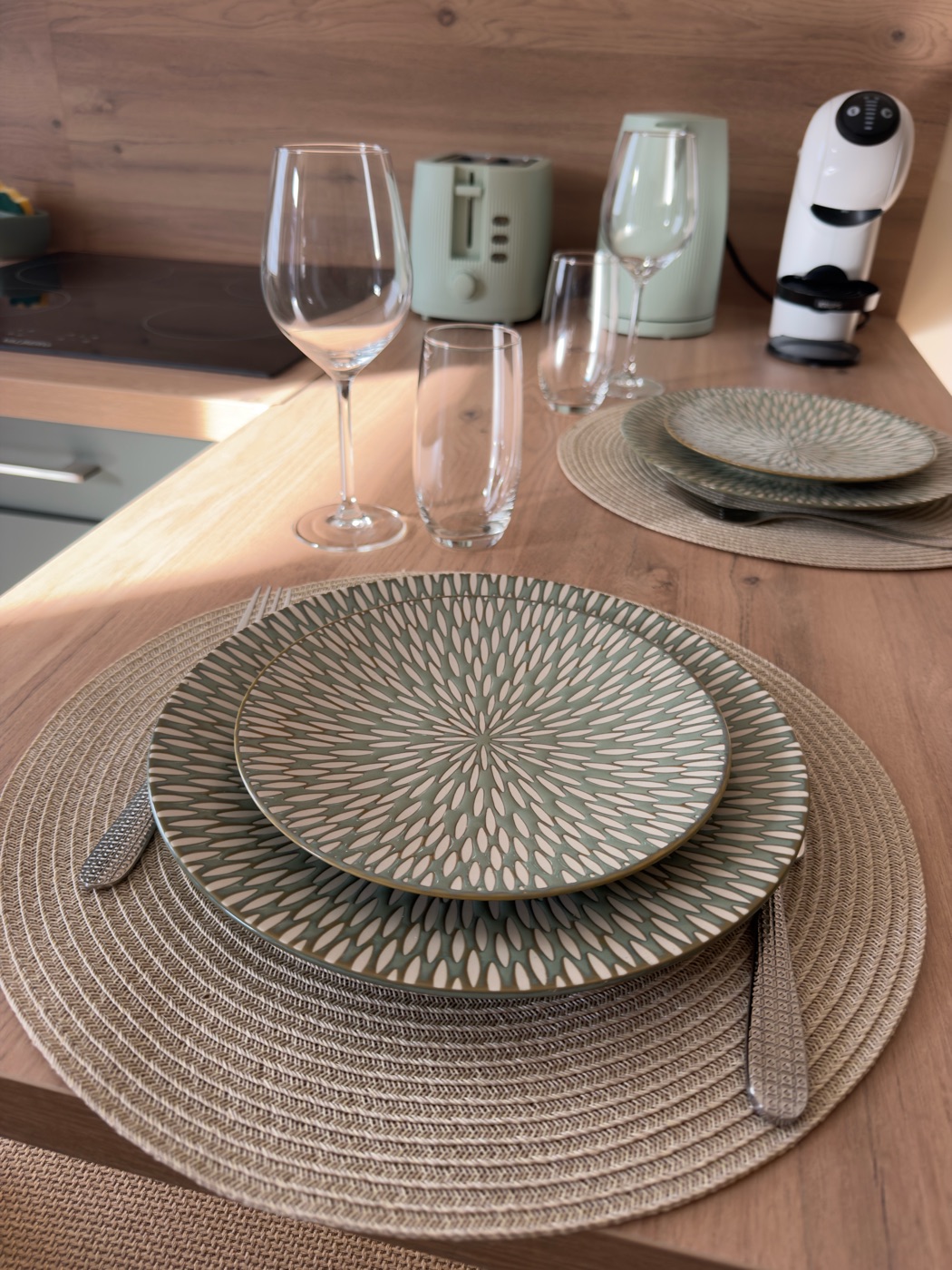 Table dressée pour deux avec champagne — love room L'Inavouable, Côte d'Opale
