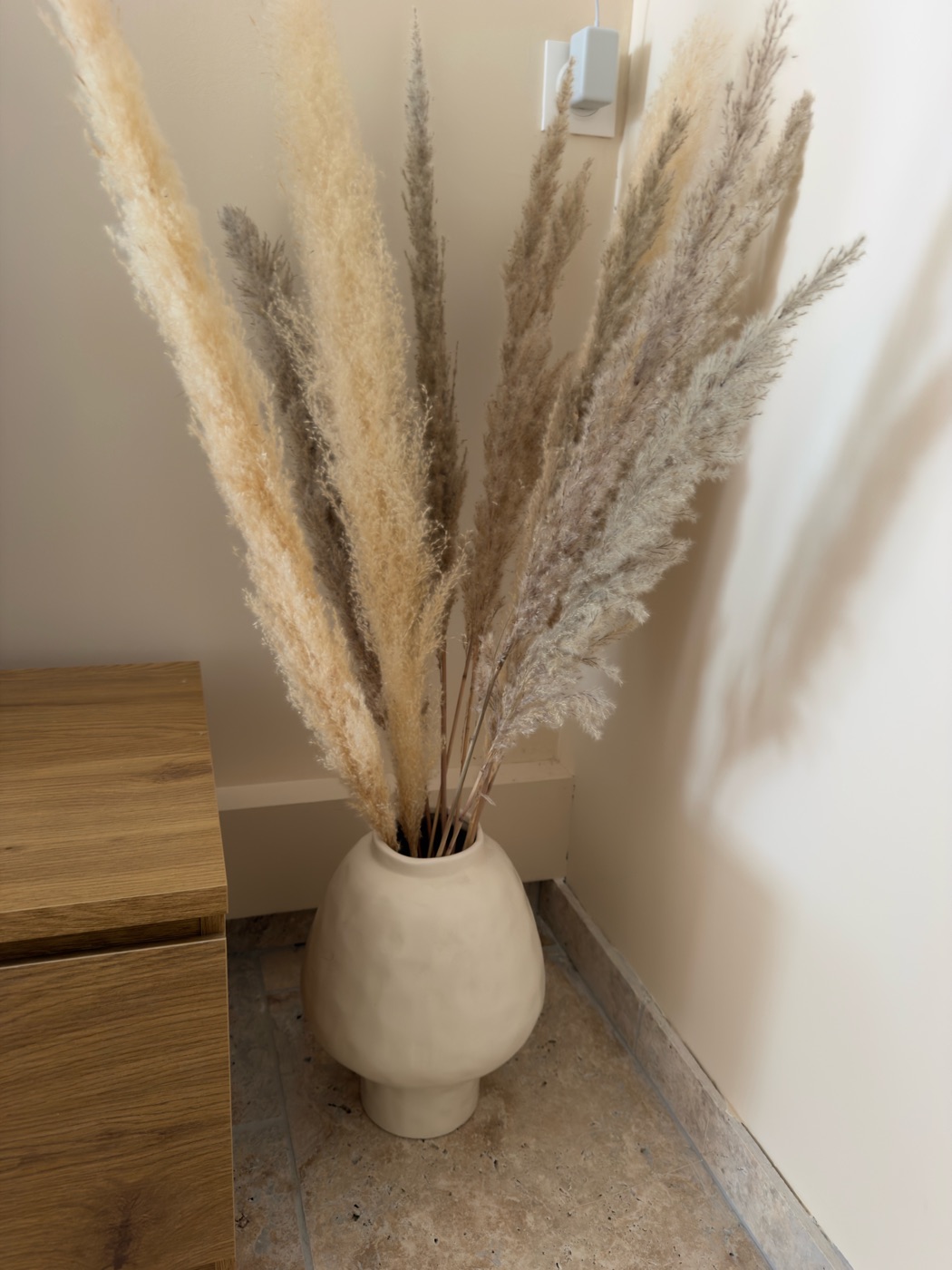 Coin décoratif avec pampas — love room L'Inavouable à Marquise