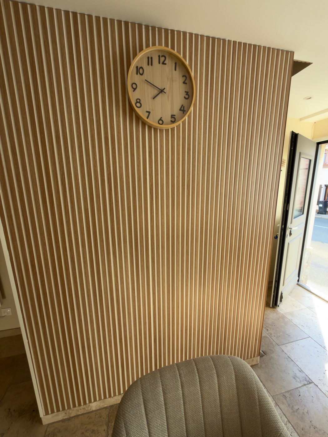 Mur en tasseaux de bois et horloge — décoration L'Inavouable, Côte d'Opale