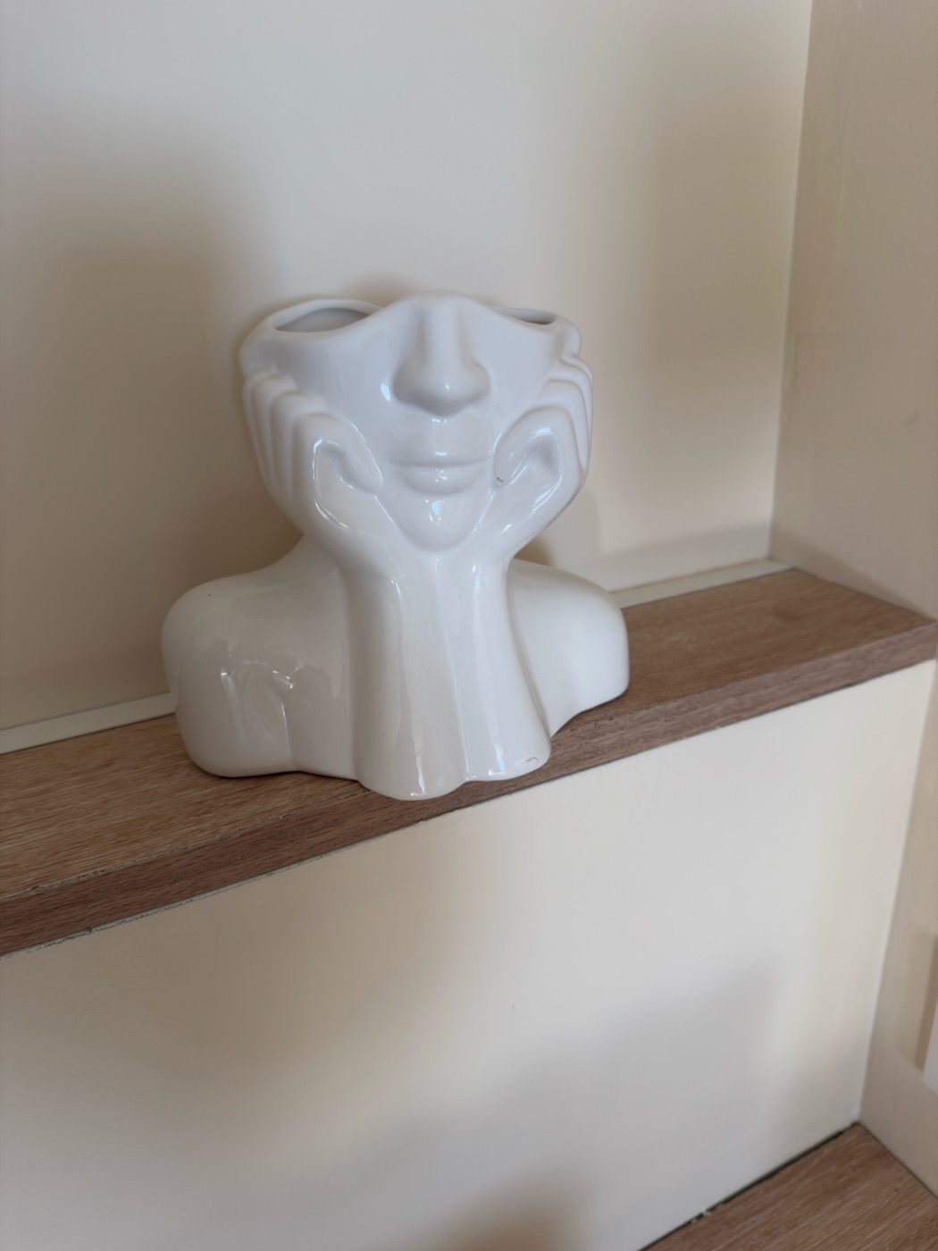 Vase design visage — décoration de la suite L'Inavouable, Marquise