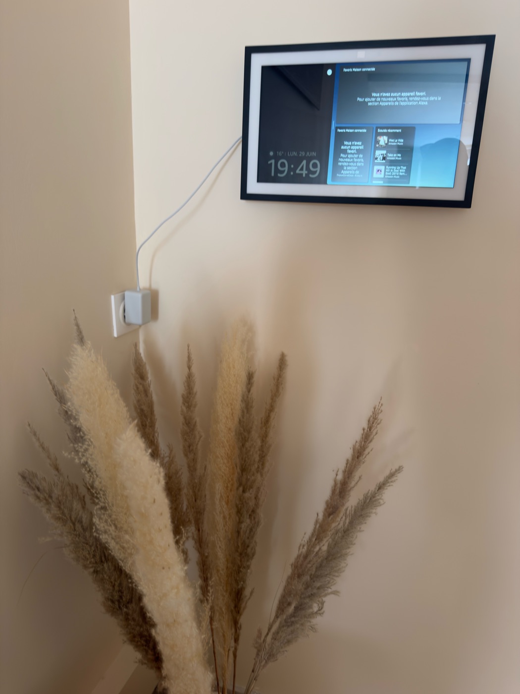 Écran connecté et décoration pampas — love room L'Inavouable, Côte d'Opale