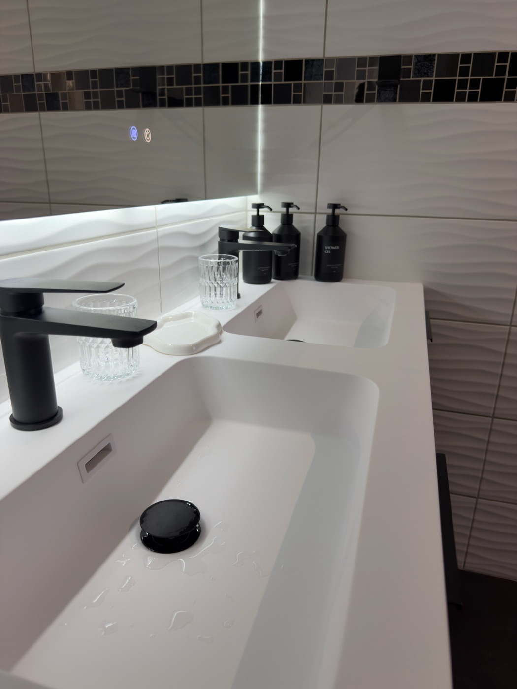 Vasque design avec robinetterie noire — salle de bain L'Inavouable, Côte d'Opale