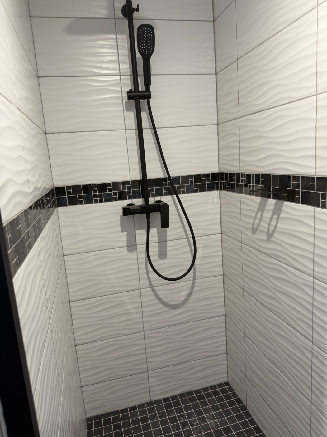 Douche à l'italienne carrelage noir et blanc — L'Inavouable, Marquise