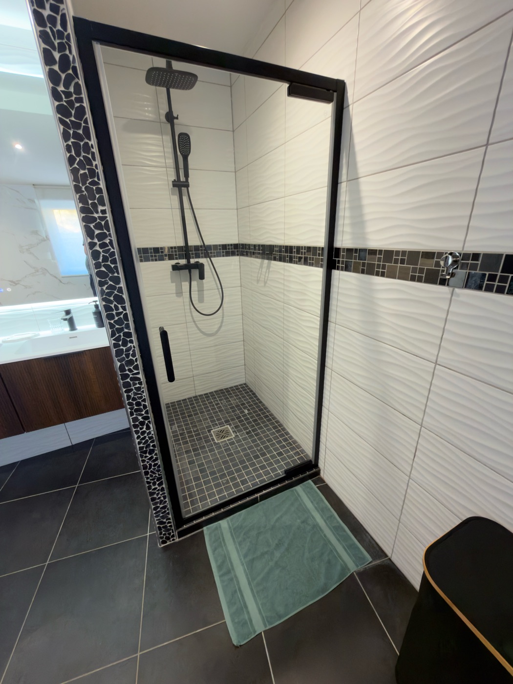 Douche vitrée moderne de la suite L'Inavouable, Côte d'Opale