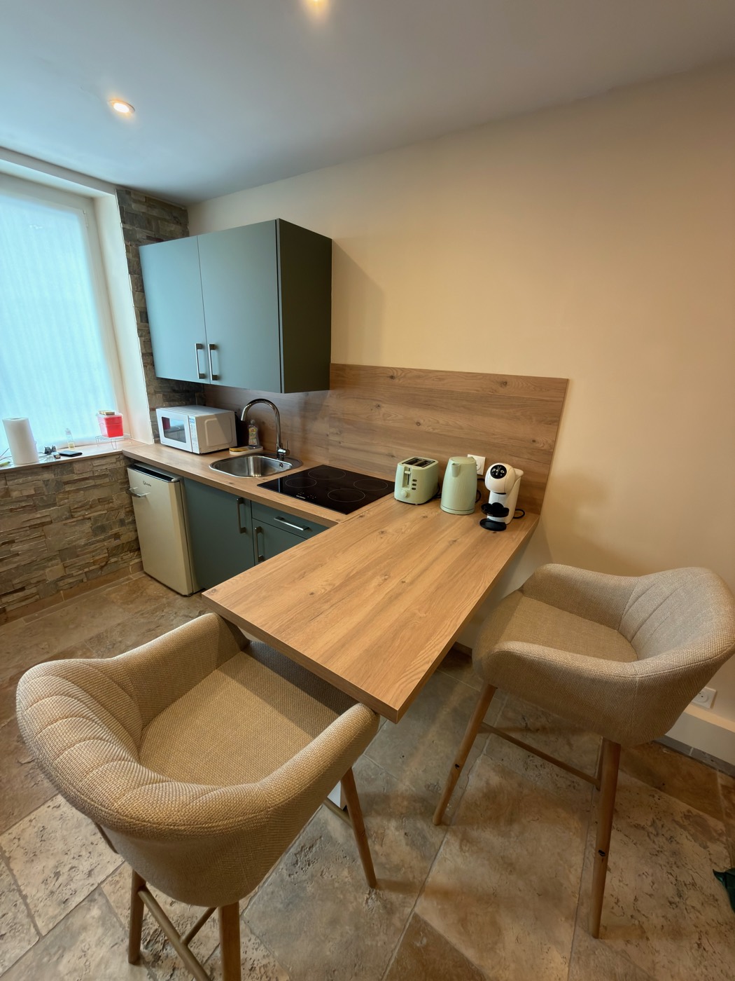 Cuisine équipée privative de la suite L'Inavouable à Marquise