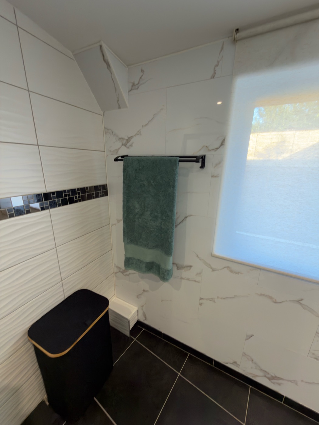 Salle de bain en marbre avec serviettes — L'Inavouable, Marquise