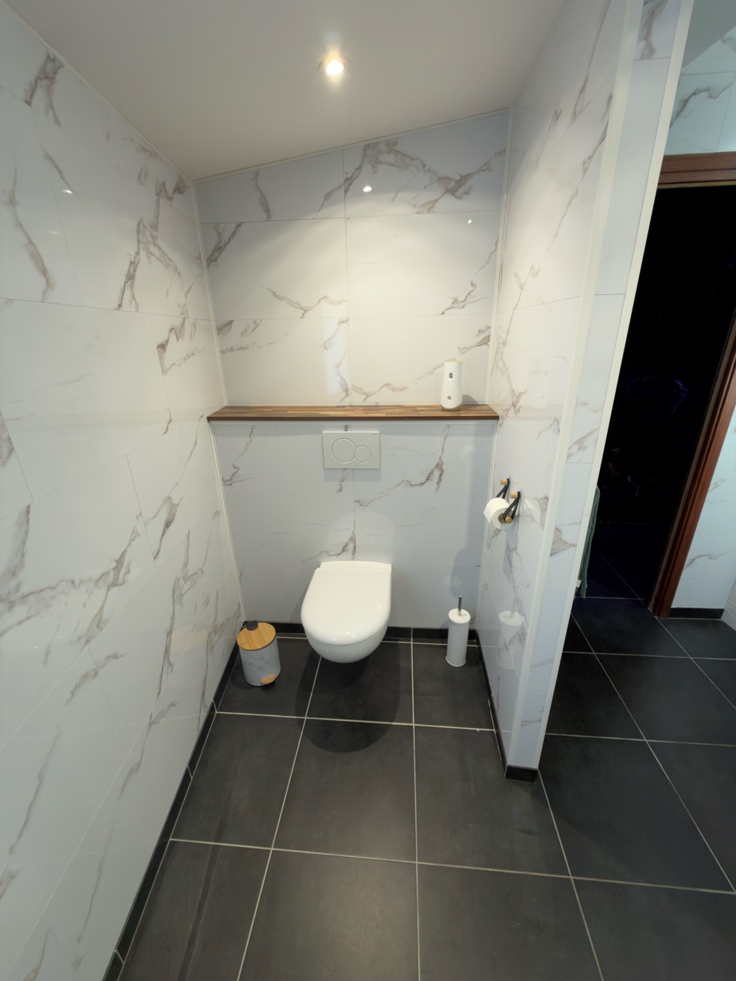 Toilettes privatives en marbre — suite L'Inavouable, Côte d'Opale