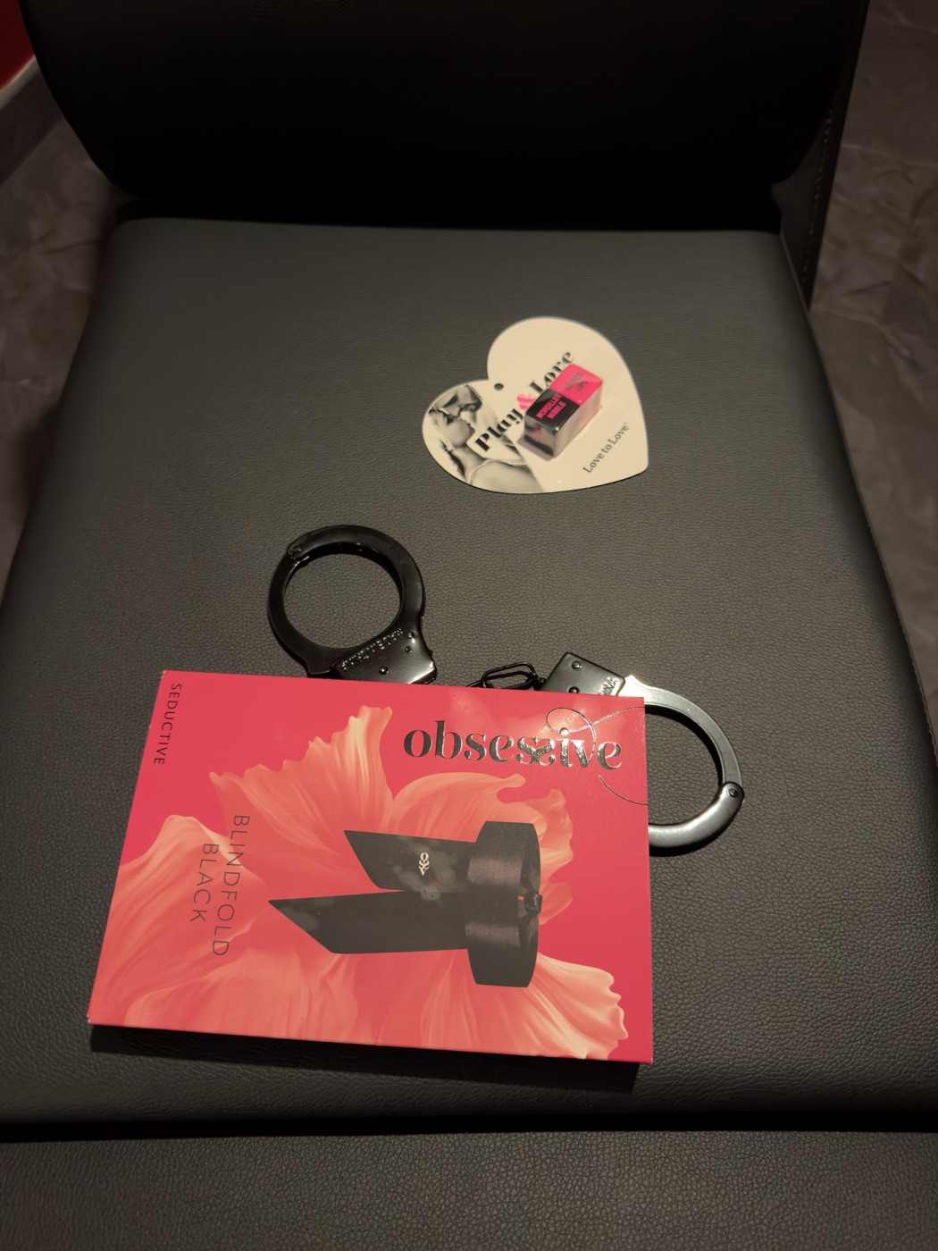 Accessoires sensuels, menottes et bandeau — love room L'Inavouable, Marquise
