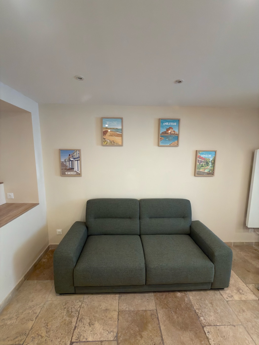 Pièce de vie cosy avec canapé — love room L'Inavouable, Côte d'Opale