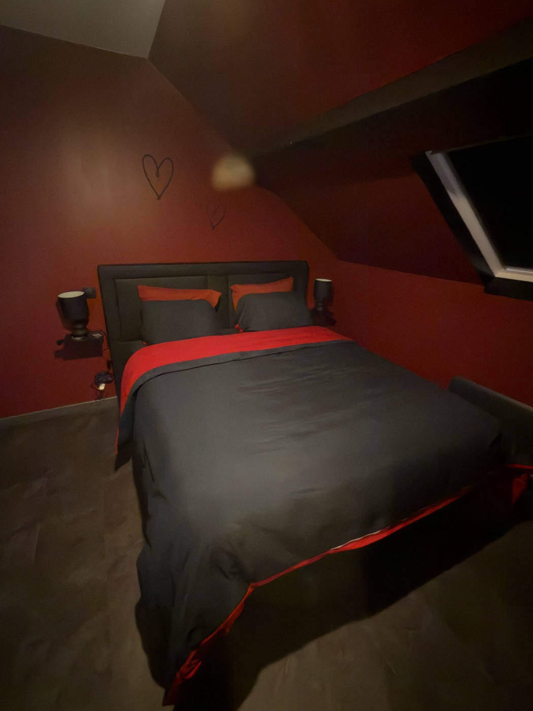 Chambre sensuelle avec lit king size et ambiance rouge — L'Inavouable, Côte d'Opale
